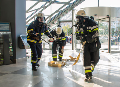 В Региональном центре услуг в Харькове спасатели отрабатывали навыки ликвидации пожара и эвакуации посетителей
