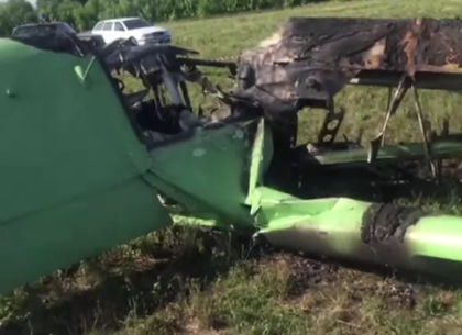Под Харьковом разбился самолет, опрыскивавший поле, пилот в тяжелом состоянии (ВИДЕО)