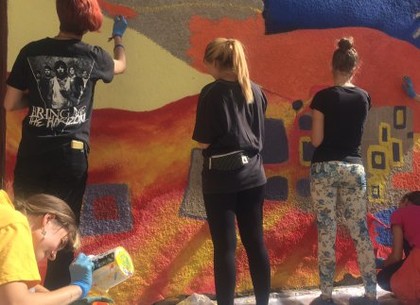Харьковские школьники создали панно на тему свободы и равноправия