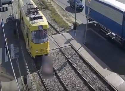 На «Киевской» женщина попала под трамвай (ВИДЕО)