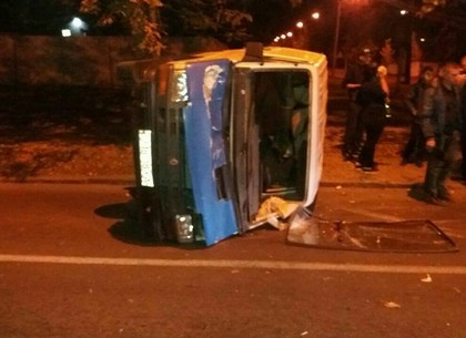 ДТП на ХТЗ: из-за столкновения перевернулся микроавтобус