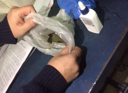 На Южном вокзале задержали подростка с пакетом марихуаны (ФОТО)