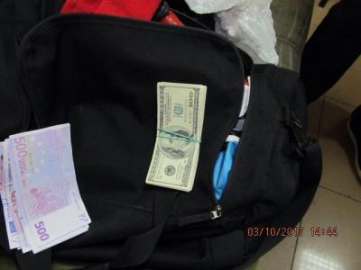 В сумке харьковчанина нашли пачку валюты
