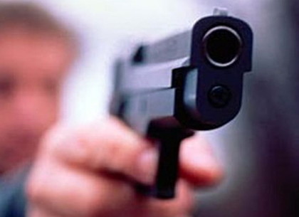 Угрожая пистолетом, неизвестный отобрал телефон у администратора на Салтовке