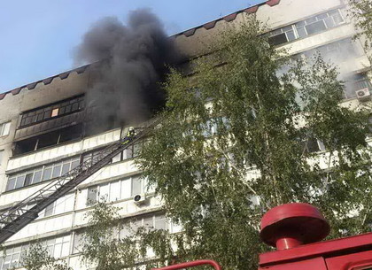 Пожар в Чугуеве: спасатель получил ожоги (ФОТО)