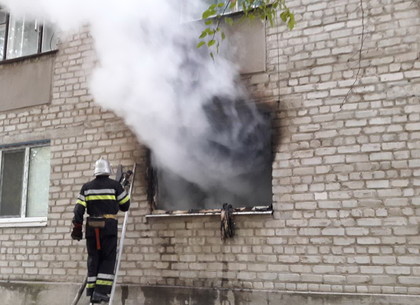 Ребенок погиб, мать в критическом состоянии: в пятиэтажке под Харьковом выгорела квартира