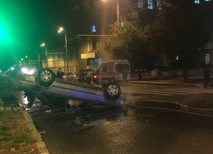 ДТП возле Турбоатома: Mercedes на крыше, пострадала пассажир такси (ФОТО)
