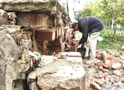 В Новобаварском районе Харькова ремонтируют аварийные конструктивы