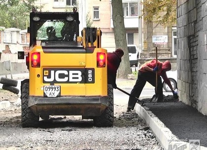 В Харькове ремонтируют проблемные внутриквартальные дороги