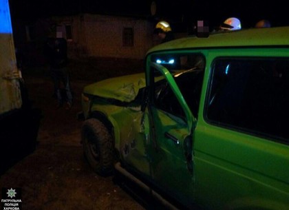 Водитель «Нивы» врезался в припаркованный грузовик и попал в неотложку (ФОТО)