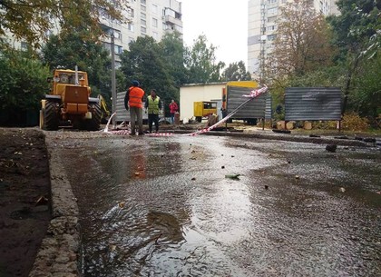 Коммунальщики устраняют повреждение на водоводе по улице Гвардейцев Широнинцев (ФОТО)