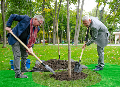 В парке Горького посадили дерево дружбы между Харьковом и Данией