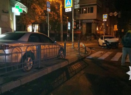 Столкновение в центре: машина вылетела на тротуар (ФОТО)