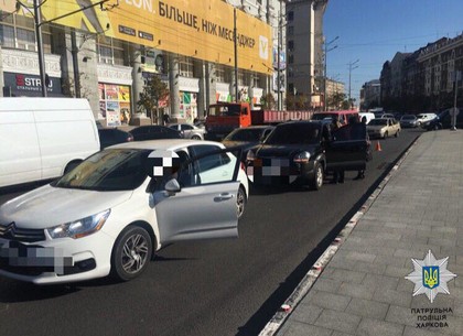 В центре Харькова водитель «поторопил» впереди едущий автомобиль