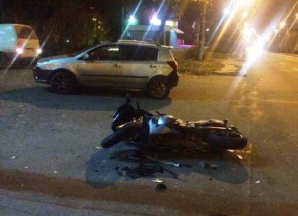 На Павловом Поле автомобиль в розыске подрезал мотоцикл, водитель сбежал