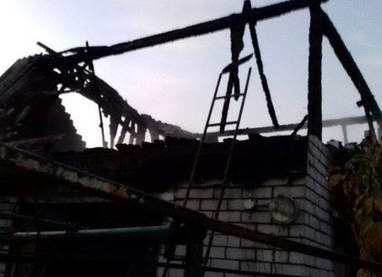 Житель Харьковщины проснулся в огне и получил ожоги, пытаясь потушить крышу дома