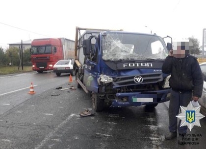 Два грузовика не поделили шоссе в Харькове (ФОТО)
