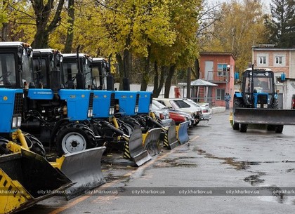 Харьковские коммунальщики готовят технику к зиме (ФОТО)