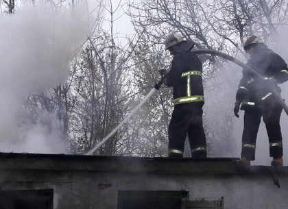 Пожарные тушили заброшенную постройку в харьковском дворе (ФОТО)