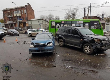 Тройное ДТП на Полтавском Шляхе: пожарные тушили автомобиль (ФОТО)