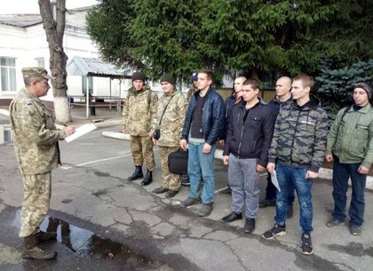 Четыре десятка офицеров запаса призвали в армию с Харьковщины