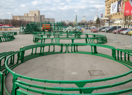 На площади Свободы в Харькове готовятся к Новому году