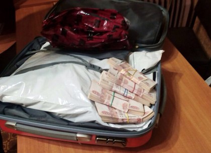 Россиянка везла через границу чемодан с миллионами (ВИДЕО)
