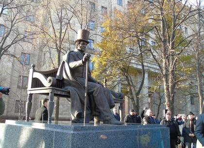 В саду Шевченко открыли памятник Петру Гулаку-Артемовскому