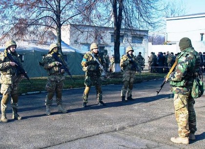 Перед областным военкоматом резервисты развернули боевые действия (ФОТО)