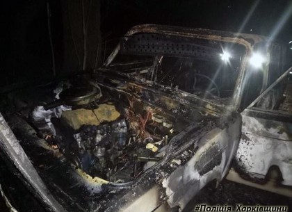 Ночью на Баварии сгорел автомобиль (ФОТО)