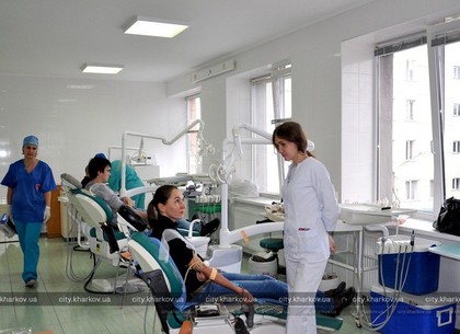 Харьковчане пришли к стоматологу, чтобы сдать кровь