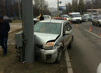 ДТП на Алексеевке: машина врезалась в столб, водитель в больнице