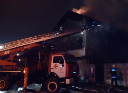 45 пожарных тушили трехэтажный частный дом на Салтовке (ФОТО)