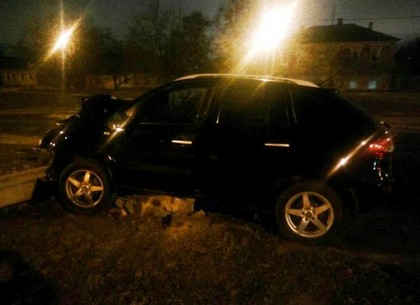 На Семинарской автомобиль врезался в столб (ФОТО)