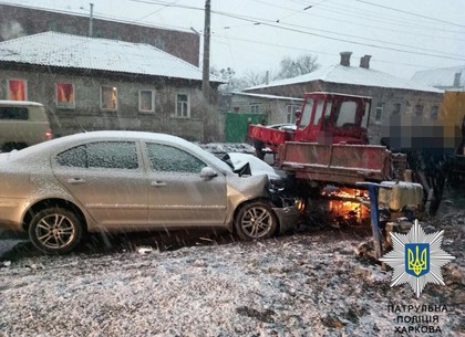 В снегопад легковушка врезалась в трактор (ФОТО)