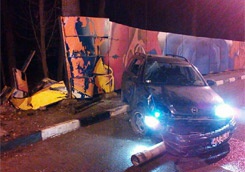 В Харькове водитель врезался в забор и сбежал, оставив автомобиль