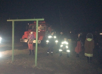 Два трупа и пятеро спасенных: в Лозовой горел дом коридорного типа (ФОТО)