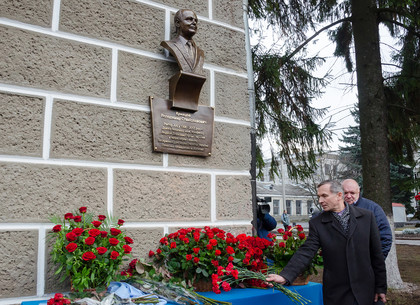 В ХАИ установили мемориальную доску бывшему ректору Владимиру Кривцову