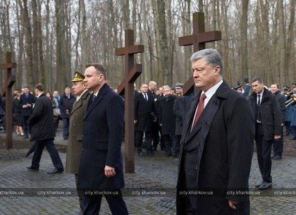 Президенты Украины и Польши возложили цветы к Мемориалу жертв тоталитаризма (ФОТО)