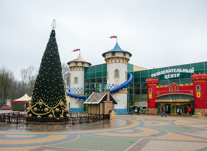 В парке Горького уже установили и украсили новогоднюю ёлку