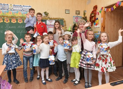 Чемпионы Украины по хоккею поздравили десятки тысяч детей