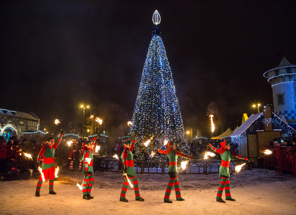 В парке Горького зажгли новогоднюю елку
