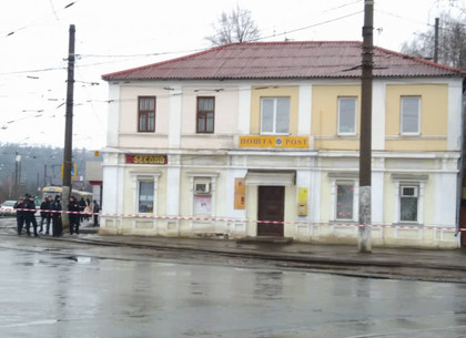 В Харькове неизвестный со взрывчаткой захватил отделение «Укрпочты», внутри есть люди (ФОТО)