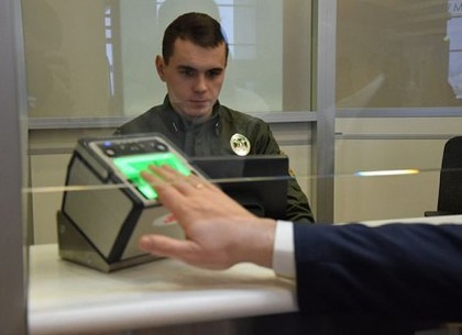 Отпечатки пальцев за три дня работы биометрической системы взяли у полторы тысячи иностранцев
