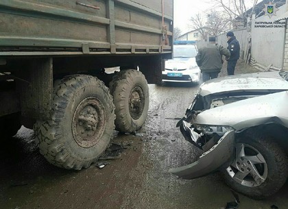 В промзоне Харькова легковушка столкнулась с грузовиком (ФОТО)
