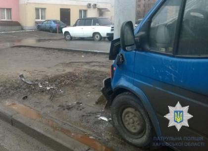 Микроавтобус врезался в припаркованный автомобиль и в столб (ФОТО)