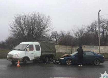 На Алексеевке столкнулись грузовик и Mazda (ФОТО)