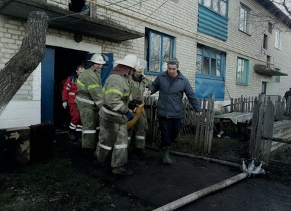 Пожарные на руках вынесли инвалида из горящего дома (ФОТО)