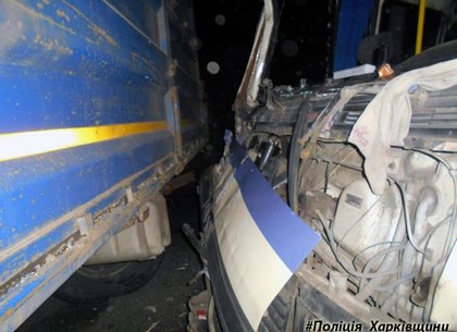 Оторвавшийся от грузовика прицеп врезался в автобус с пассажирами (Обновлено, ФОТО)