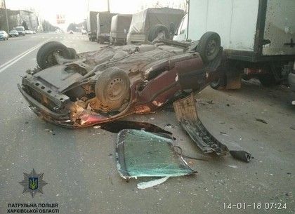 На Северной Салтовке пьяный водитель на легковушке врезался в припаркованный грузовик и перевернулся (ФОТО)